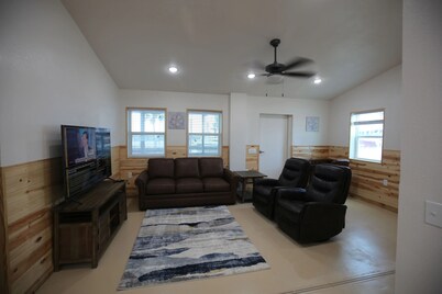 Park your boat in front of the Fishermen's Cottage! Screened in patio.