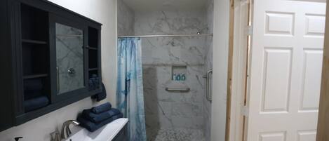 Douche, sèche-cheveux, serviettes fournies, savon