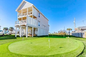 Golf - Galveston home with open floor, balcony, patio and water views (Galveston)