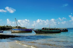 Playa privada, arena blanca y servicio gratuito de transporte a la playa