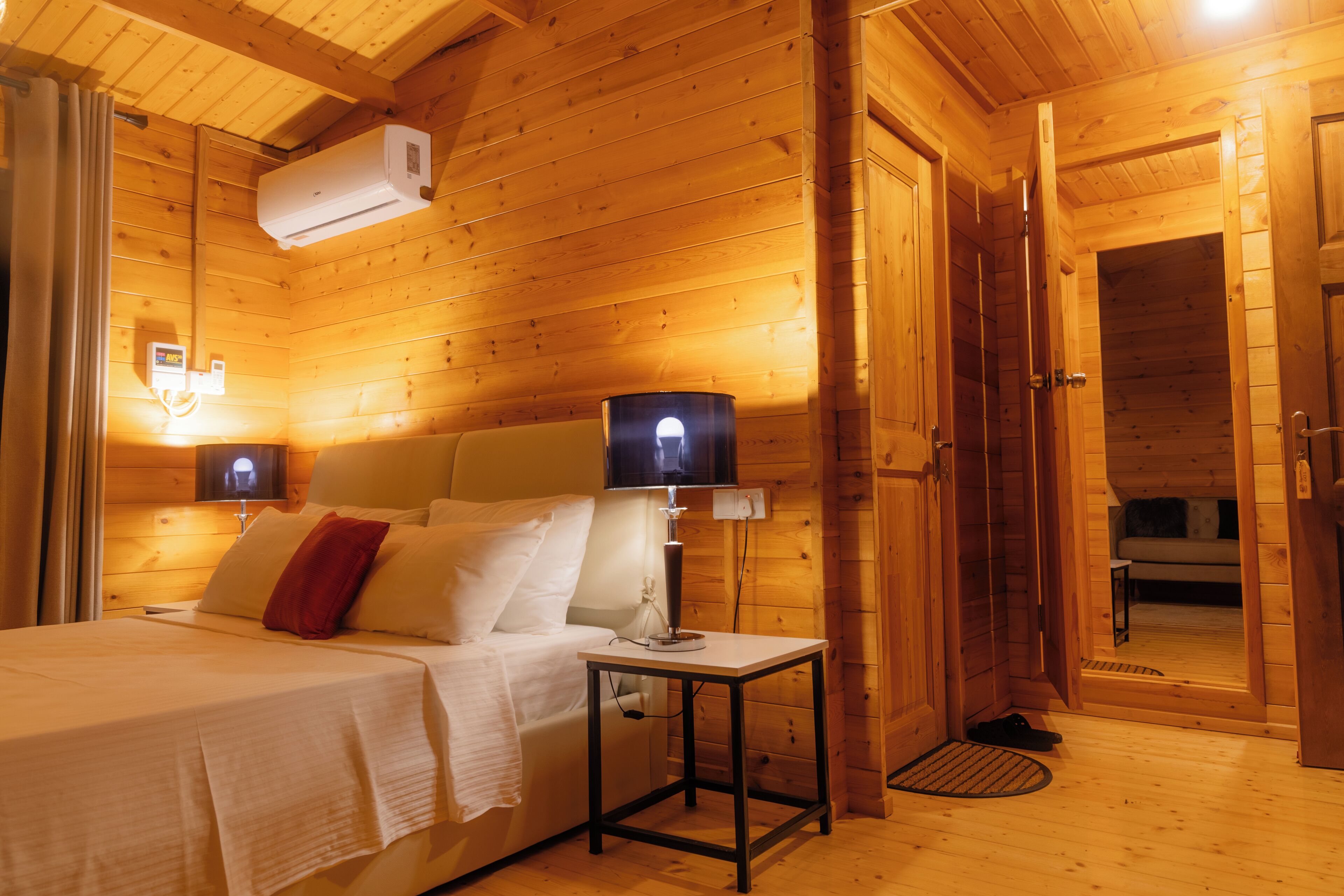 Individuelt innredet, skrivebord og skrivebord for bærbar PC