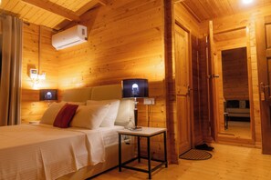 Individuell eingerichtet, Schreibtisch, laptopgeeigneter Arbeitsplatz