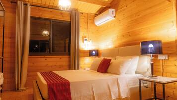 Muebles diferentes, escritorio y espacio para trabajar con laptop