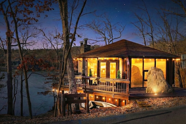 Luxury lakefront living nestled high among the treetops