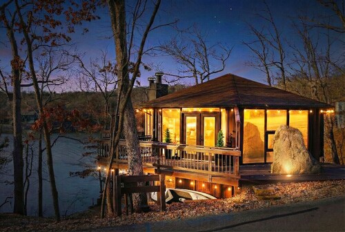 SALE! New Treetop, 2 pools, dock, hot tub!