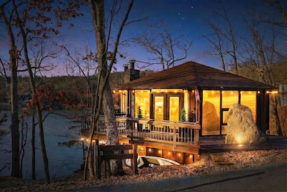 SALE! New Treetop, 2 pools, dock, hot tub!