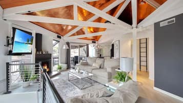 Smart TV y chimenea