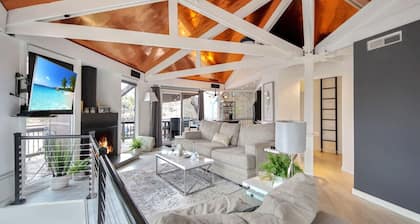 Treetop, 2 pools, dock, hot tub!