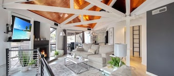 Treetop, 2 pools, dock, hot tub!