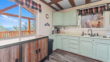 Fridge, oven, stovetop, coffee/tea maker