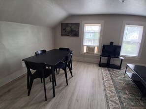 Dining - Elevated Escape Home In Niagara Falls, US (Niagara Falls)