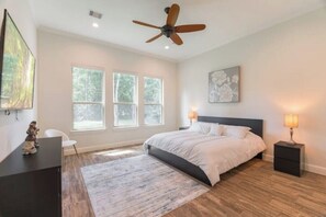 4 bedrooms, WiFi - New 4bdr in Gated Comm + HUGE Summer Kitchen Area (Tomball)