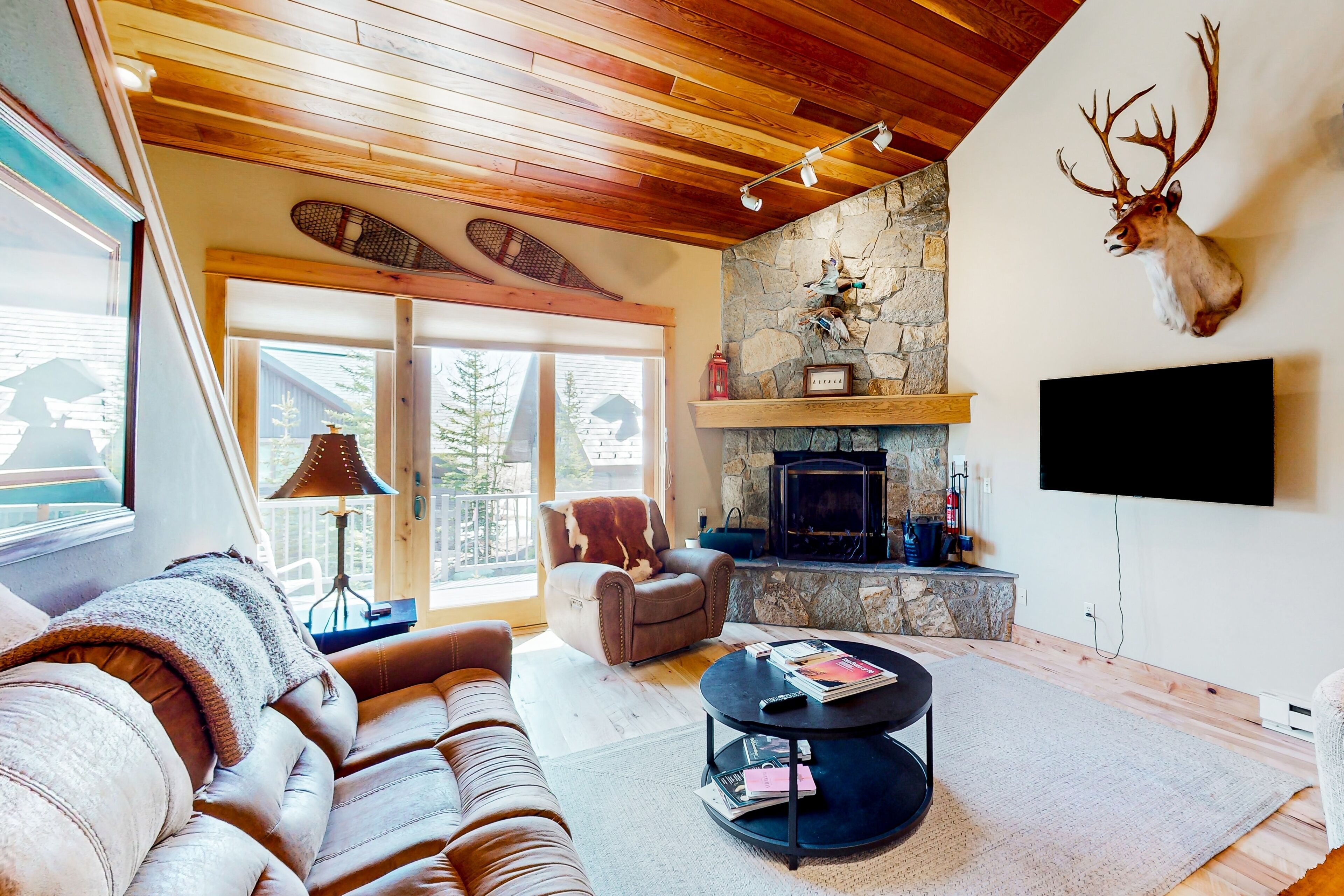 Beautiful townhome close to lifts with WiFi, streaming, and patio