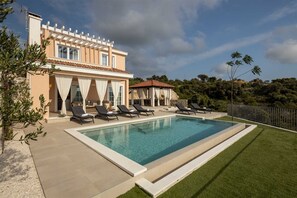 Una piscina al aire libre, una piscina climatizada