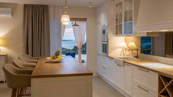 KylskÄp, mikrovÄgsugn, ugn och spishÀll