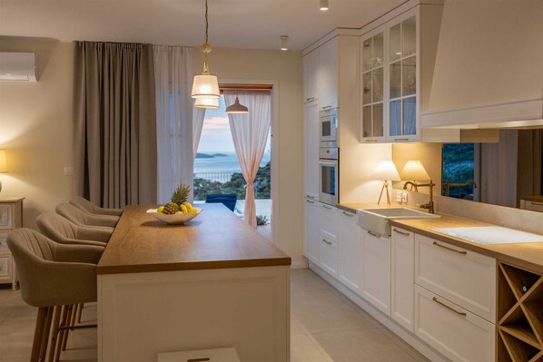 Kylskåp, mikrovågsugn, ugn och spishäll