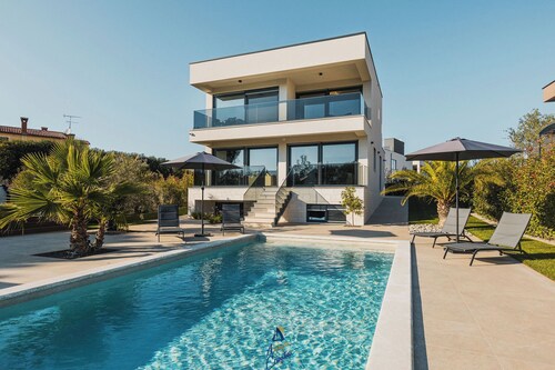 Luxurious 3-BR spa villa with heatable pool close to beaches