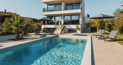 Luxurious 3-BR spa villa with heatable pool close to beaches