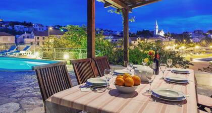 Charming 3-BR Villa for 6 with private pool, close to the sea