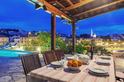 Charming 3-BR Villa for 6 with private pool, close to the sea
