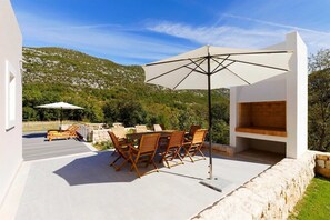 Outdoor dining - Charming 4-BR Villa Getaway for 8, with stunning view and heated pool (Zagvozd)