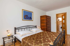 4 bedrooms, iron/ironing board, free WiFi, bed sheets
