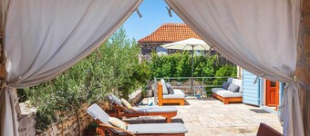 Charming 3-BR Villa for 7 with pool, near the sea