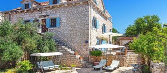 Charming 3-BR Villa for 7 with pool, near the sea