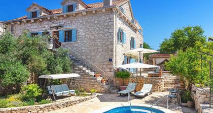 Charming 3-BR Villa for 7 with pool, near the sea