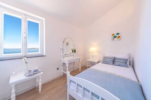5 habitaciones, tabla de planchar con plancha y cuna de viaje 