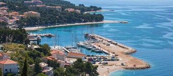 Graceful 5-BR Family Villa for 8, with private pool, close to the beach