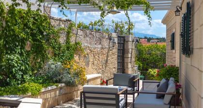 Spacious 4-BR Villa for 8+2 near the beach, with private pool