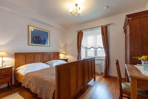4 chambres, fer et planche à repasser, lit de bébé portatif