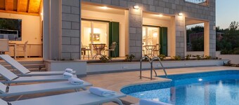 Charming 4BR Villa Retreat for 8 Guests, with Pool, Close to the Beach