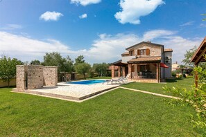 Exterior - Beautiful 4-BR villa with saltwater pool surrounded by nature (Višnjan)