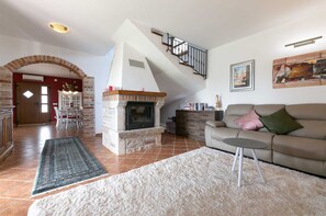 Smart TV, chimenea, tenis de mesa y libros