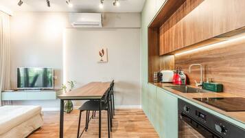 Frigorífico, horno, placa de cocina y lavavajillas