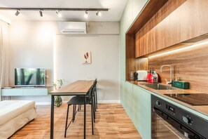 Fridge, oven, stovetop, dishwasher - Luxury Seaview Apartment with Free Parking by PikHost (Vlorë)