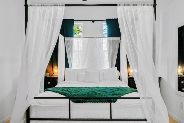 2 室のベッドルーム、デスク、アイロン / �アイロン台、WiFi (無料)