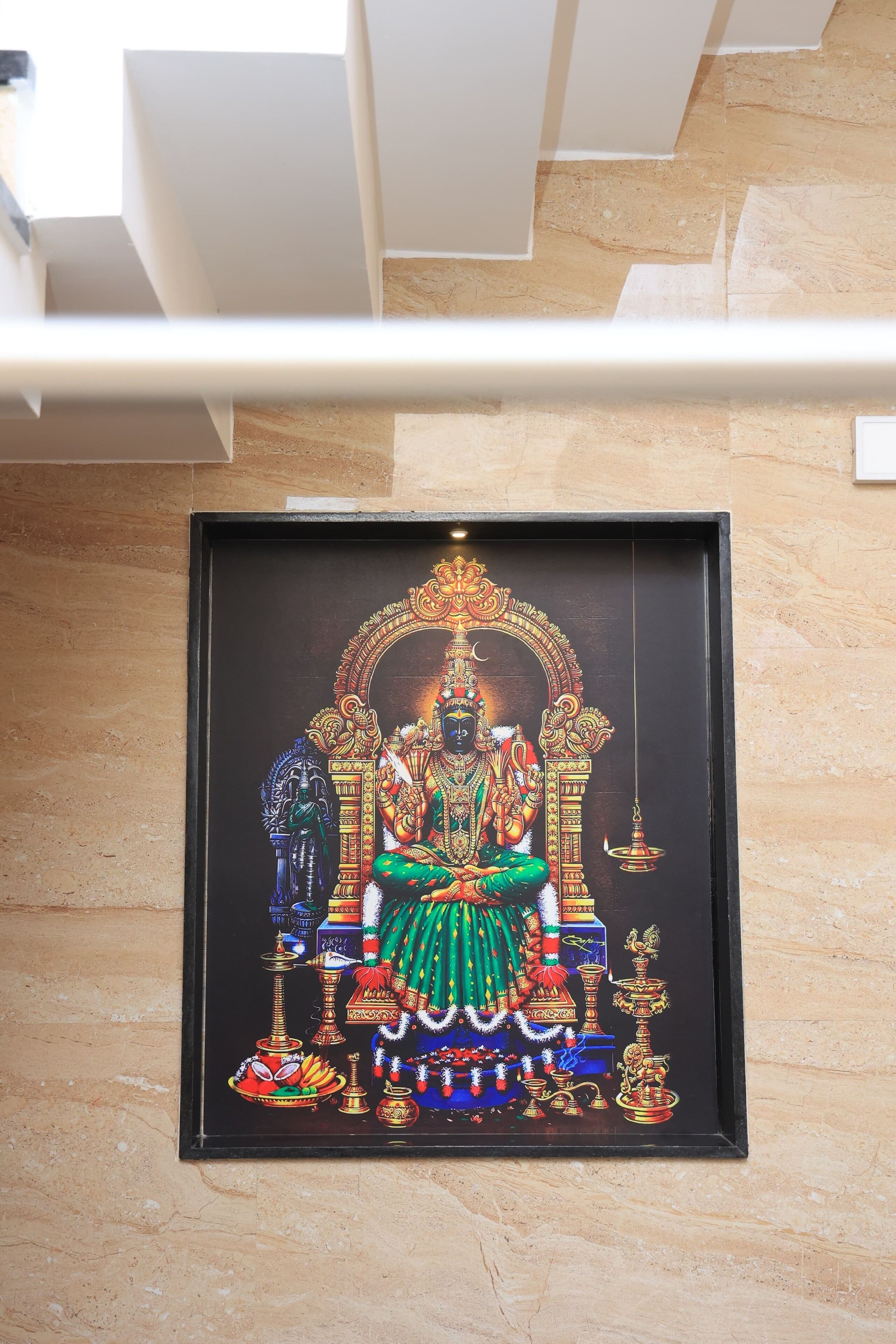 Un tableau religieux encadré accroché au mur.