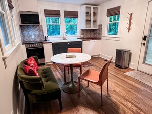 冷蔵庫、電子レンジ、オーブン、コンロ