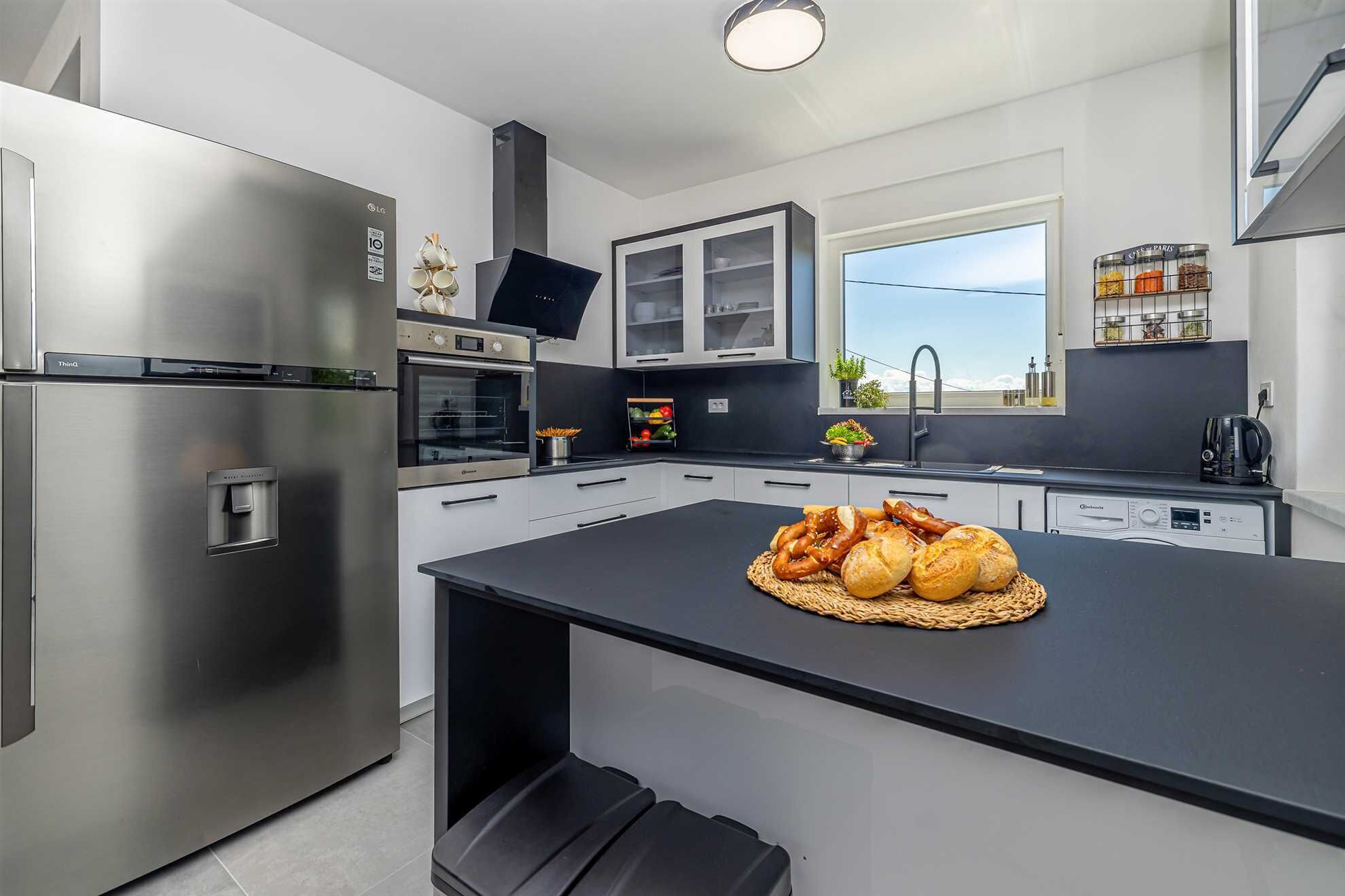 Refrigerador, horno, parrilla de estufa y lavavajillas 