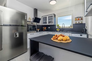 Fridge, oven, stovetop, dishwasher