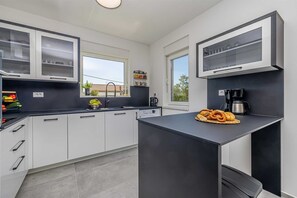 Refrigerador, horno, parrilla de estufa y lavavajillas 