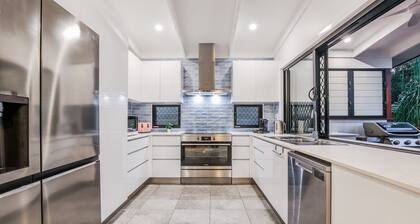 Beachlover - Brand new, beautiful beach inspired, air-conditioned, four bedroom home in Agnes Water