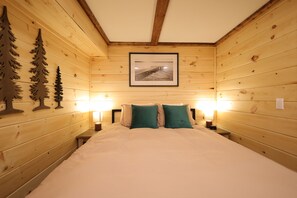 3 slaapkamers, een bureau, een strijkplank/strijkijzer, reisbedje