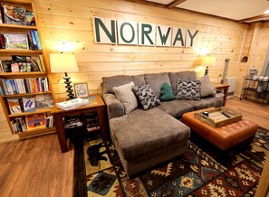 Smart TV, fireplace, DVD player, books - Cozy Log Cabin, Sleeps 6, Pet Friendly! (Norway)