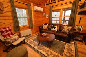 Smart TV, fireplace, DVD player, books - Cozy Log Cabin, Sleeps 6, Pet Friendly! (Norway)