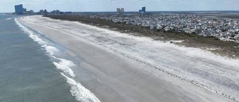 Nära stranden och solstolar