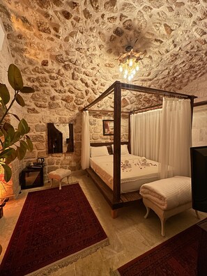ASUR 7 | Minibar, desk, laptop workspace, blackout drapes - Şahmeran Otel Cafe Restoran  (Midyat)